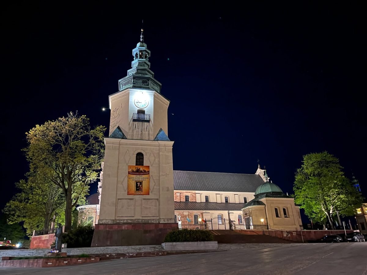 Podświetlona bazylika katedralna na Wzgórzu Zamkowym w Kielcach nocą