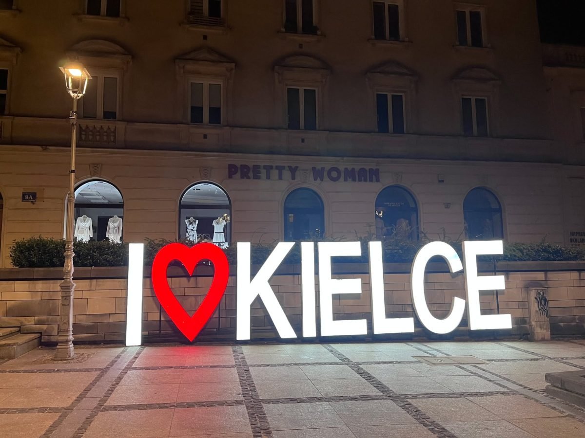 Podświetlony napis I love Kielce z czerwonym sercem w centrum Kielc nocą