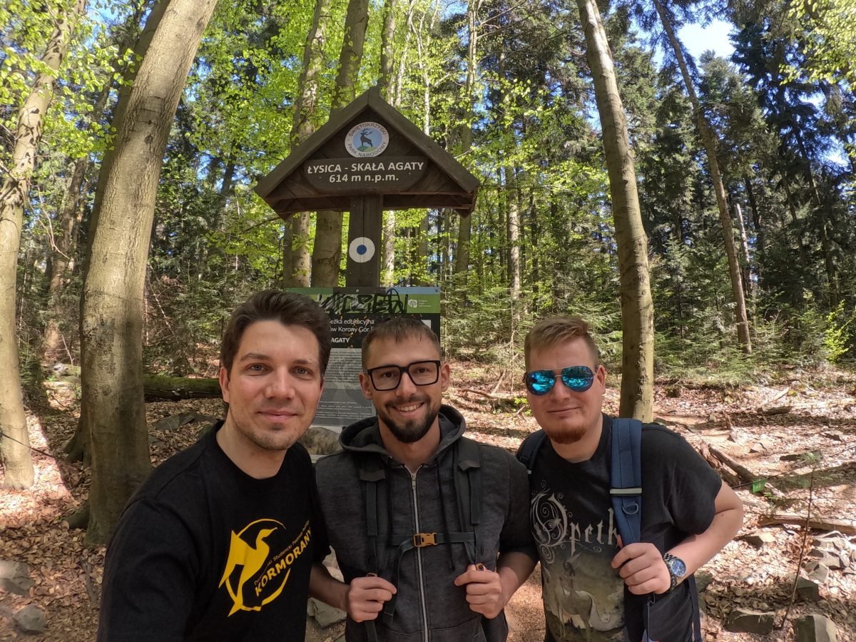 Maciek z Łukaszem i Mateuszem przy tabliczce Łysica – Skała Agaty, 614 m n.p.m.