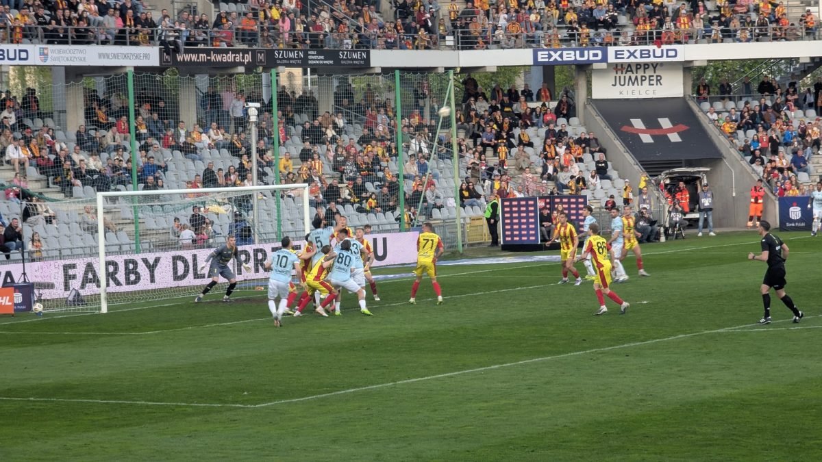 Akcja pod bramką podczas meczu Korona Kielce – Piast Gliwice na stadionie w Kielcach