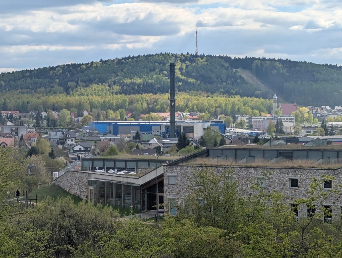 Widok z rezerwatu Wietrznia na Kielce i kamienny budynek Centrum Geoedukacji