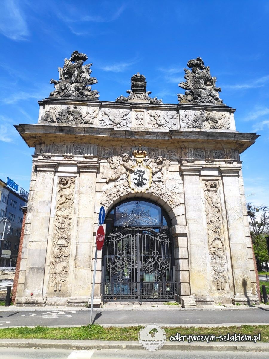 Barroca Puerta Real de Szczecin con esculturas en el ático