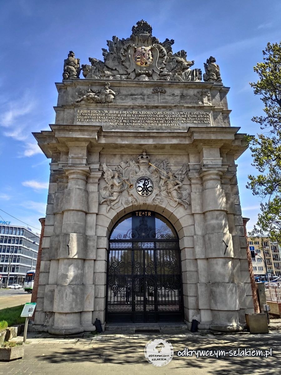 Barroca Puerta del Puerto de Szczecin con remate esculpido y reloj