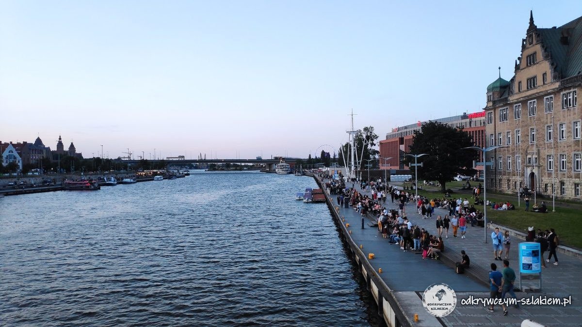 Mucha gente en las escaleras del Bulevar Piastowski junto al Óder una tarde de junio