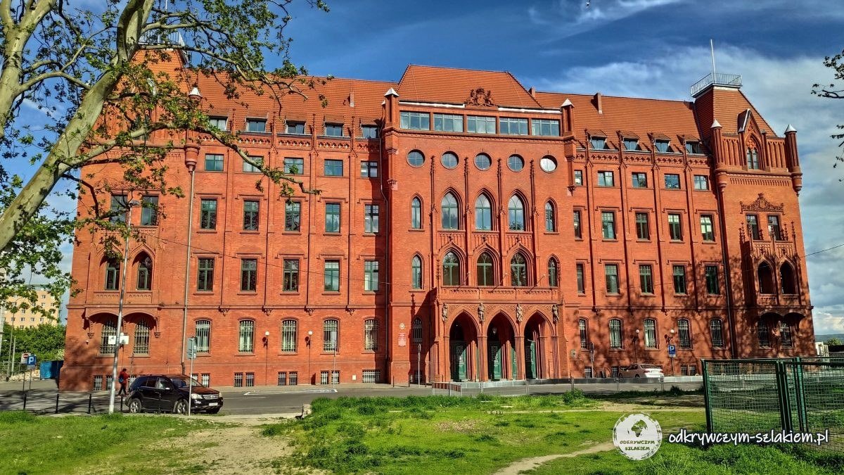 Neogótico Ayuntamiento Rojo de ladrillo en la plaza Batorego de Szczecin