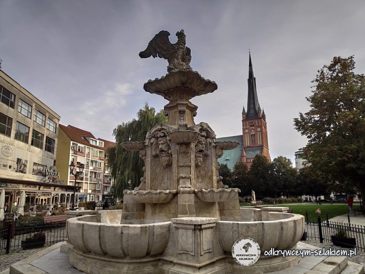 Fuente barroca del Águila Blanca en la plaza del mismo nombre, al fondo la torre de la catedral de Santiago