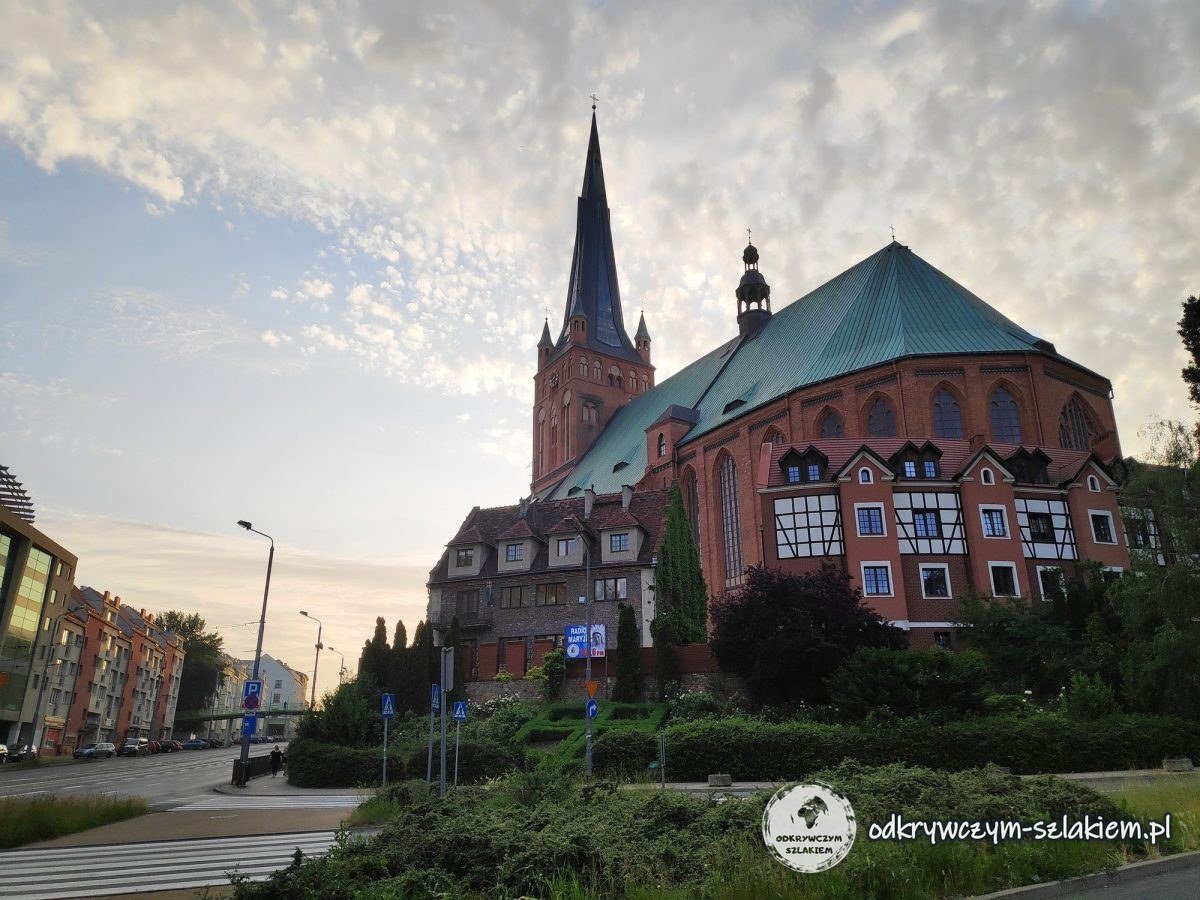 Catedral de Santiago de Szczecin con su alta torre una tarde de junio