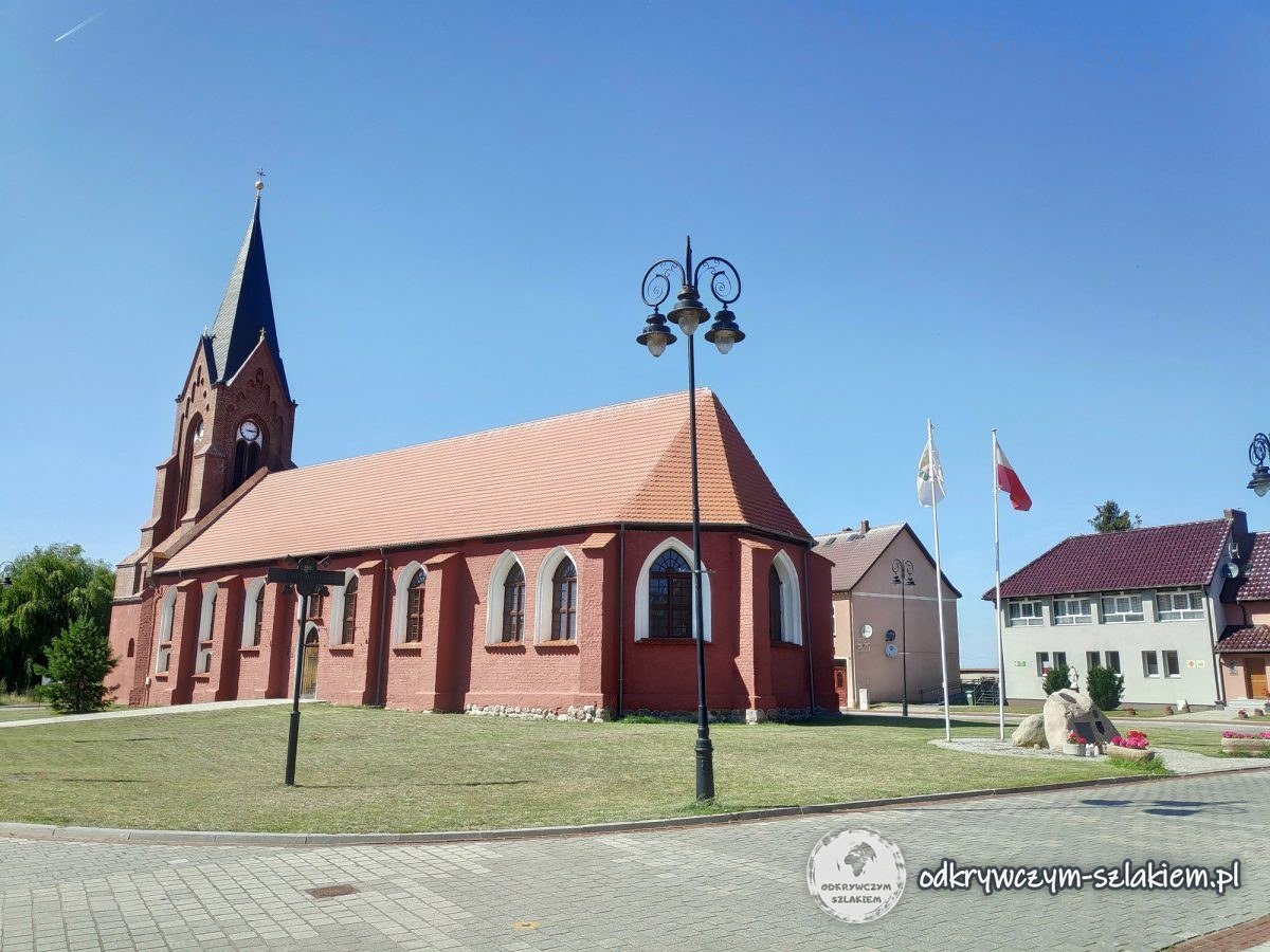 Iglesia de ladrillo de la Asunción con una torre alta en Nowe Warpno