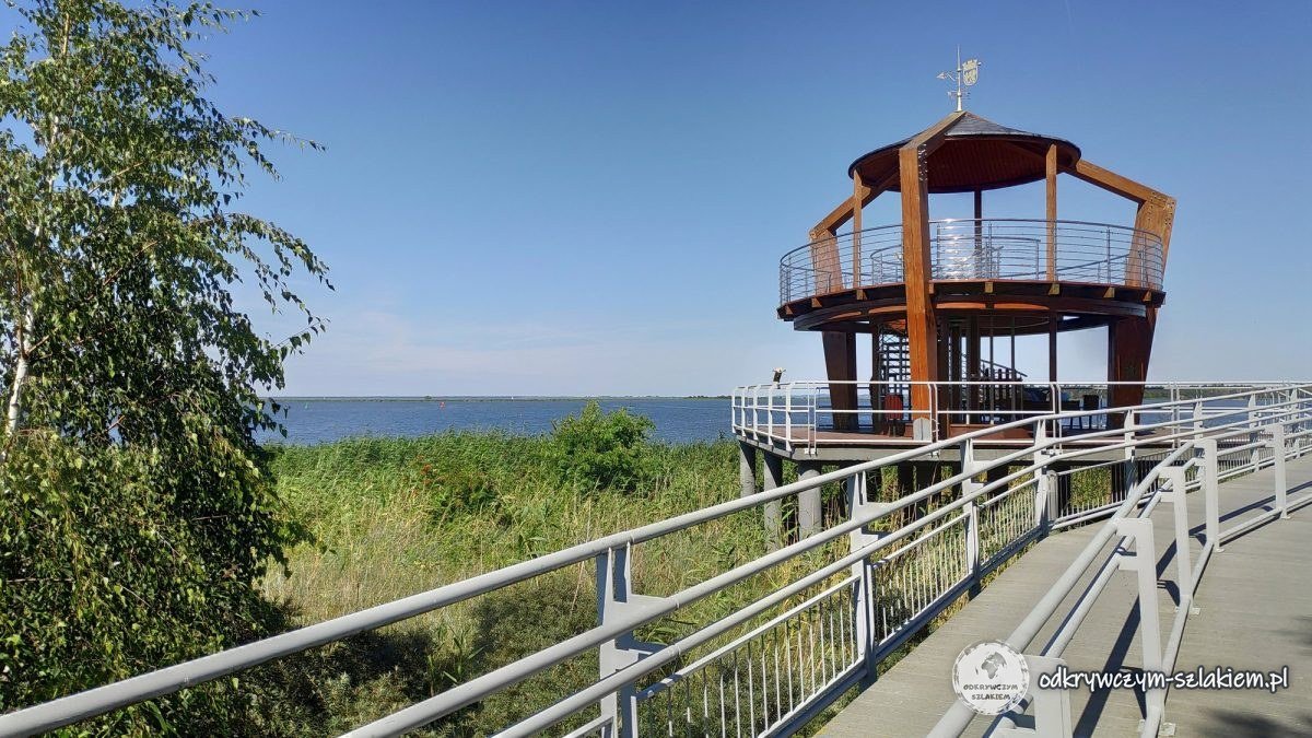 Mirador de madera sobre un pantalán en la laguna de Szczecin, en Nowe Warpno