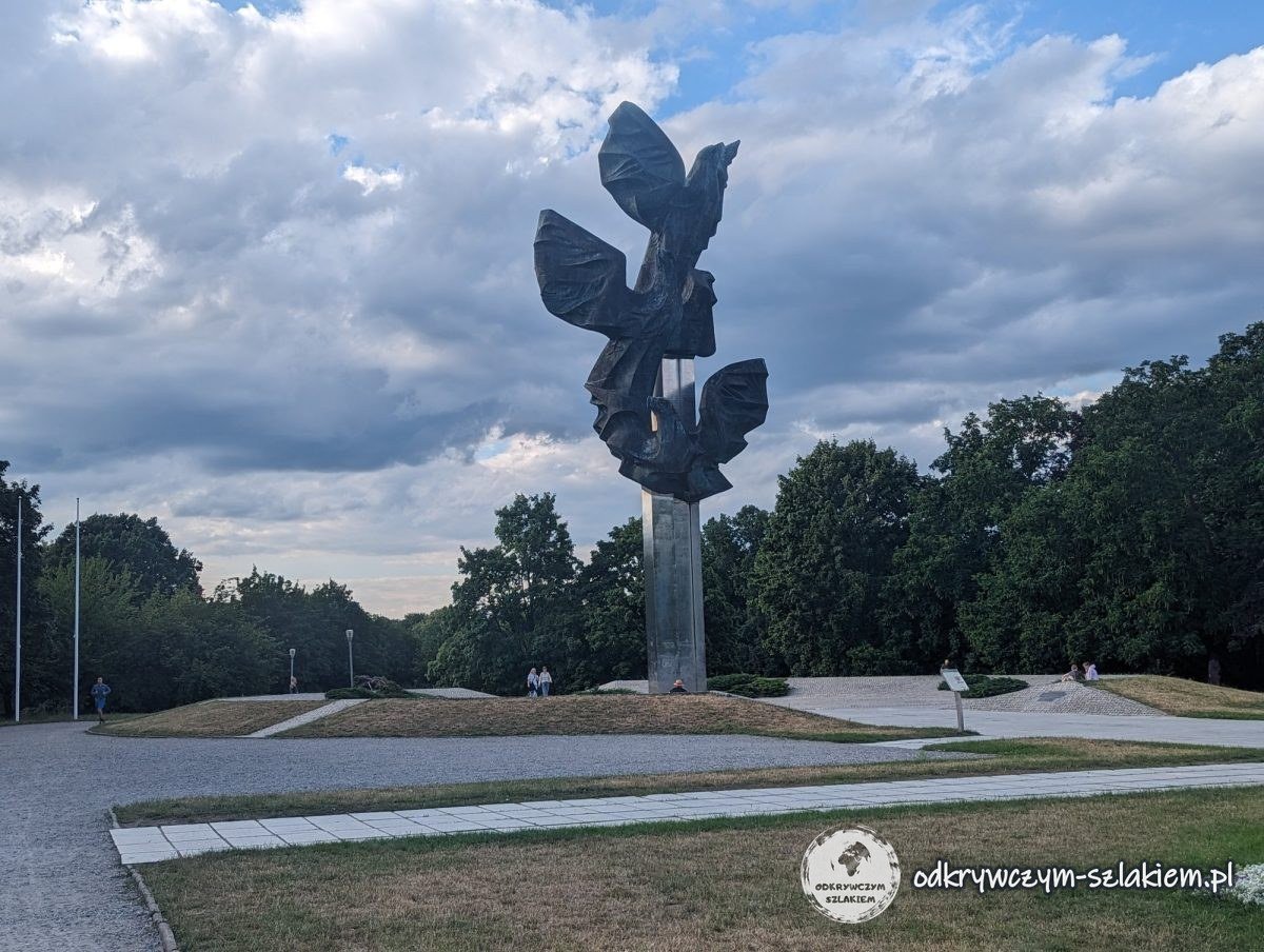 Monumento al Esfuerzo Polaco: tres águilas de bronce sobre columnas de acero en Jasne Błonia