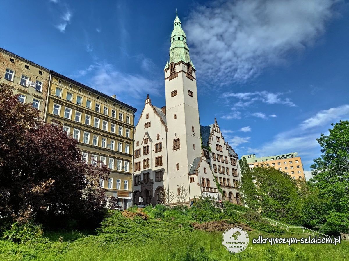 Edificio del rectorado de la Universidad de Medicina de Pomerania con torre blanca y chapitel verde