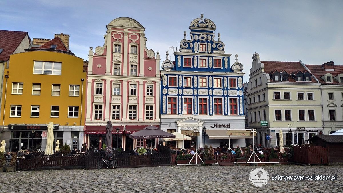 Casas de colores reconstruidas con terrazas de cafés en la plaza del Heno de Szczecin