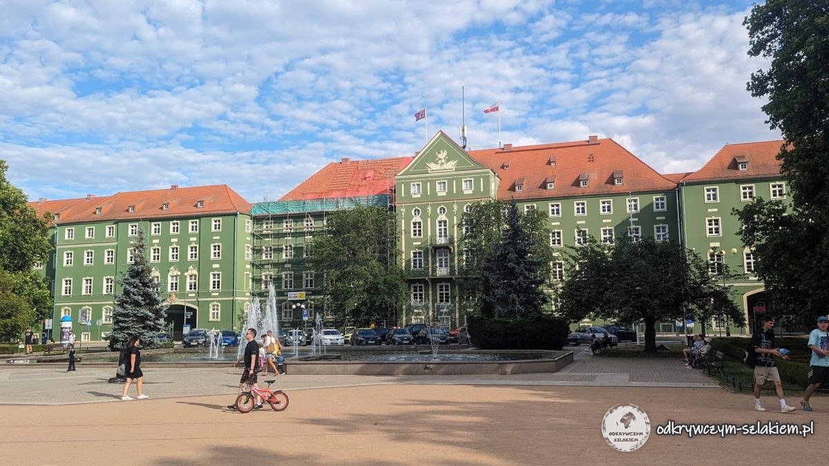 Edificio verde del Ayuntamiento de Szczecin en la plaza Armii Krajowej