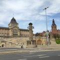 Terrazas de Chrobry en Szczecin: la terraza con el Museo Nacional y la Oficina del Voivodato sobre el Óder bajo el sol de mayo