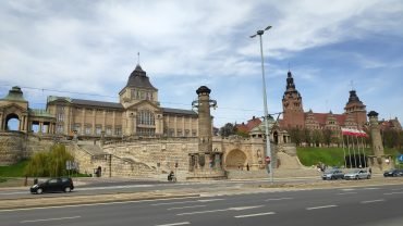 Wały Chrobrego w Szczecinie – taras z gmachem Muzeum Narodowego i Urzędem Wojewódzkim nad Odrą w majowym słońcu