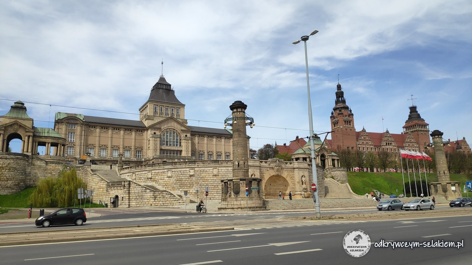 Terrazas de Chrobry en Szczecin: la terraza con el Museo Nacional y la Oficina del Voivodato sobre el Óder bajo el sol de mayo