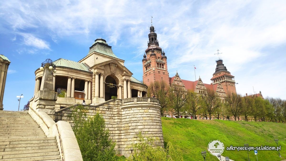 Terraza lateral de las Terrazas de Chrobry con una cúpula sobre columnas y escaleras, detrás la torre de la Oficina del Voivodato