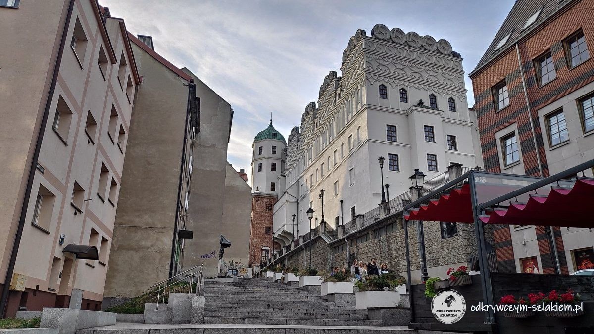 Escaleras bajo el Castillo de los Duques de Pomerania que llevan hacia la plaza del Heno