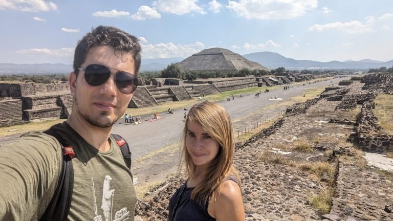 Z Patrycją nad Aleją Zmarłych w Teotihuacán, w tle Piramida Słońca
