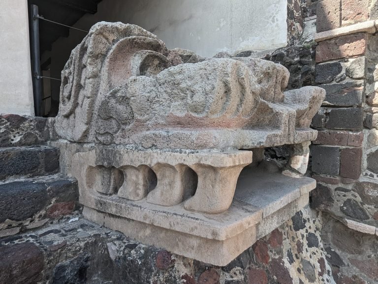 Kamienna głowa węża na Świątyni Pierzastego Węża w Teotihuacán