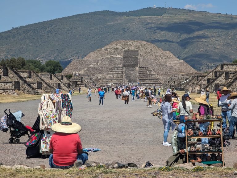 Stragany z pamiątkami przed Piramidą Księżyca w Teotihuacán