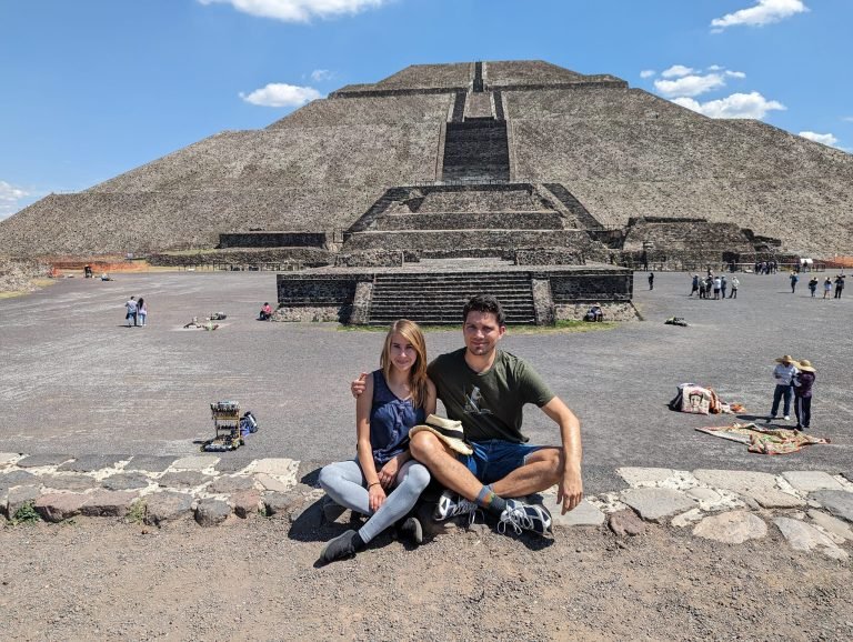 Z Patrycją przed Piramidą Słońca w Teotihuacán