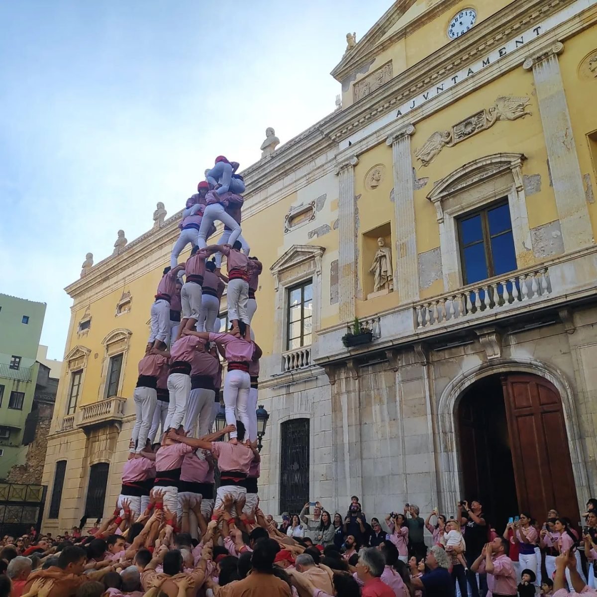 Ludzka wieża castells przed ratuszem w Tarragonie