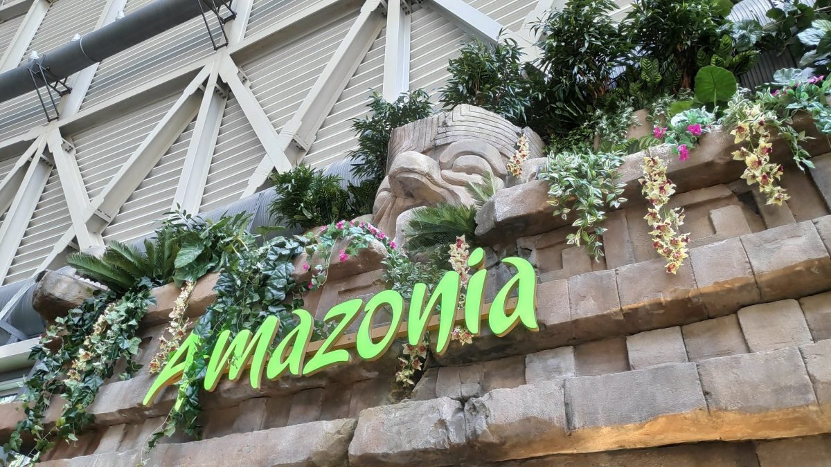 Napis Amazonia przy wejściu do strefy basenów na zewnątrz hali – Tropical Islands