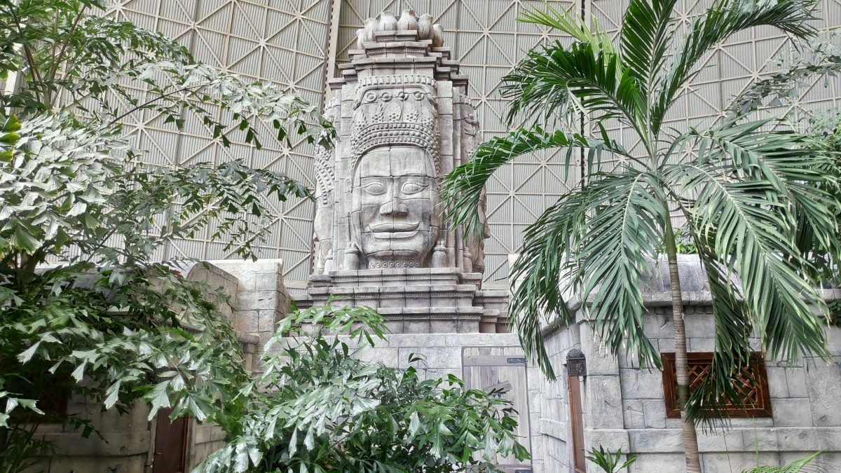 Kamienna twarz w stylu świątyń Angkor w strefie saun – Tropical Islands