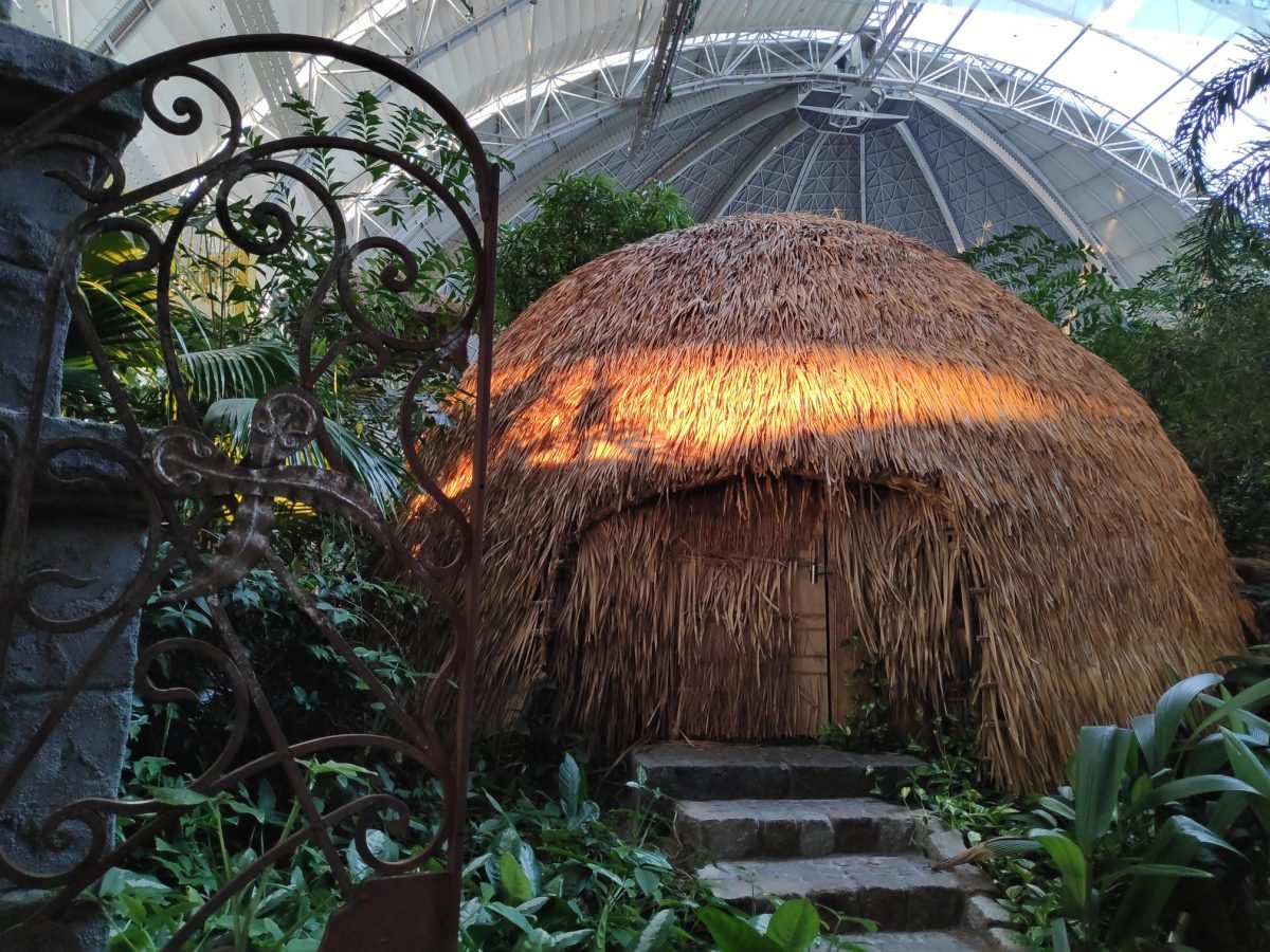 Kryta strzechą chata wśród roślin tropikalnych – Tropical Islands