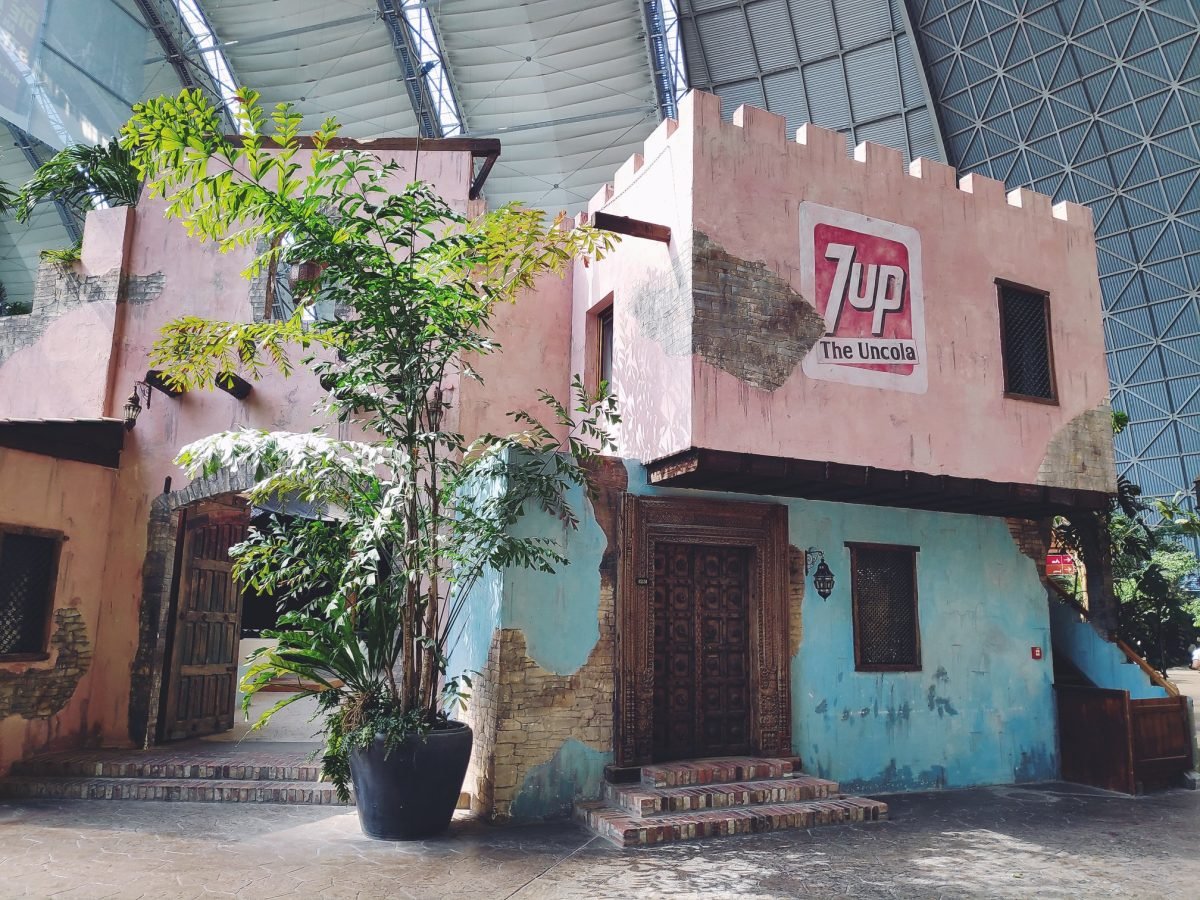Kolorowy dom z szyldem 7up w wiosce wewnątrz hali – Tropical Islands