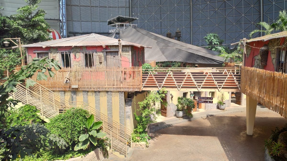 Drewniane domy na palach z balkonami w tropikalnej wiosce – Tropical Islands