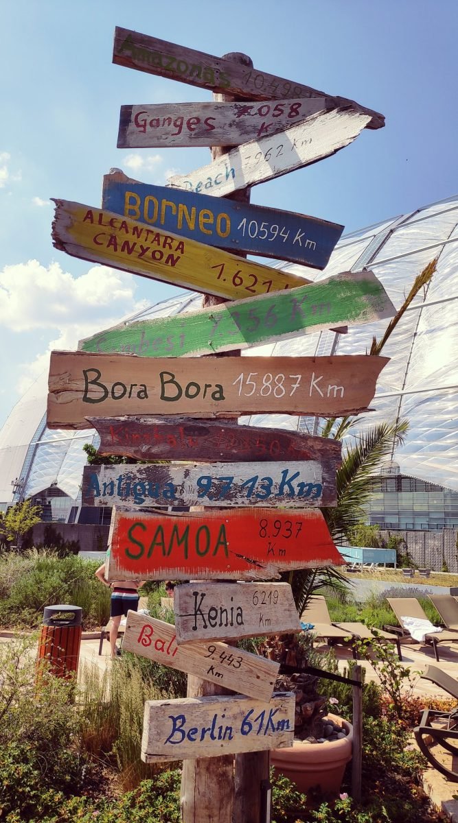 Drogowskaz z odległościami do Bora Bora, Samoa, Borneo i Berlina – Tropical Islands