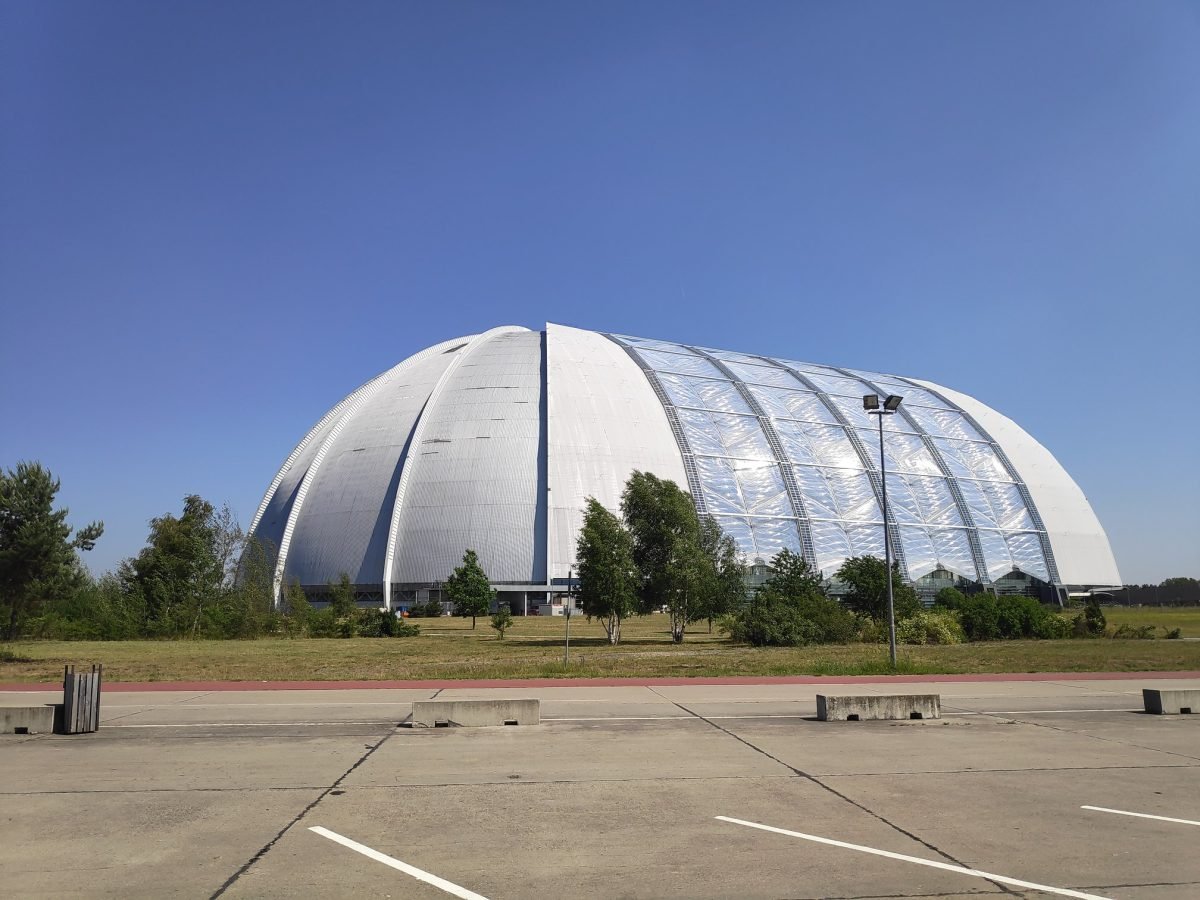 Hala Tropical Islands – dawny hangar sterowców pod Berlinem, widok z parkingu