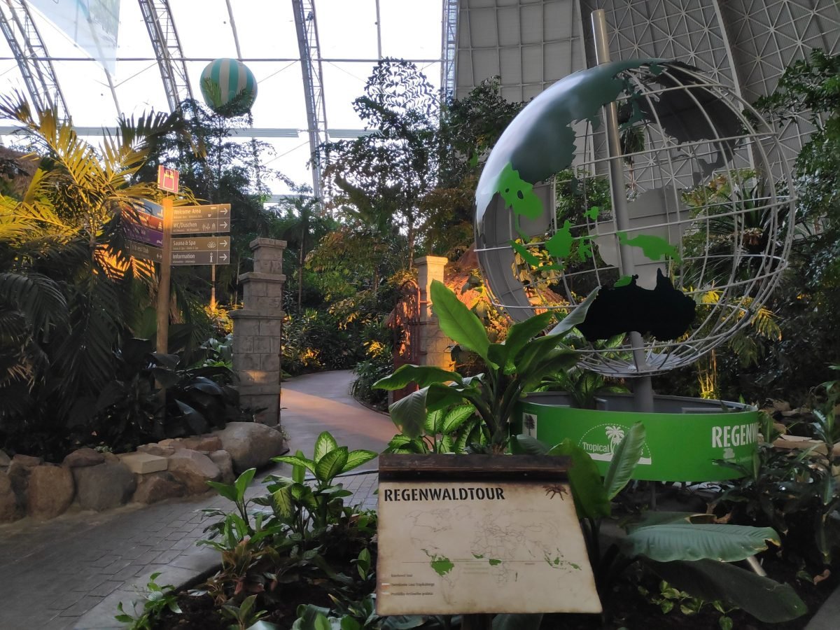Początek ścieżki przez las deszczowy (Regenwaldtour) z globusem – Tropical Islands