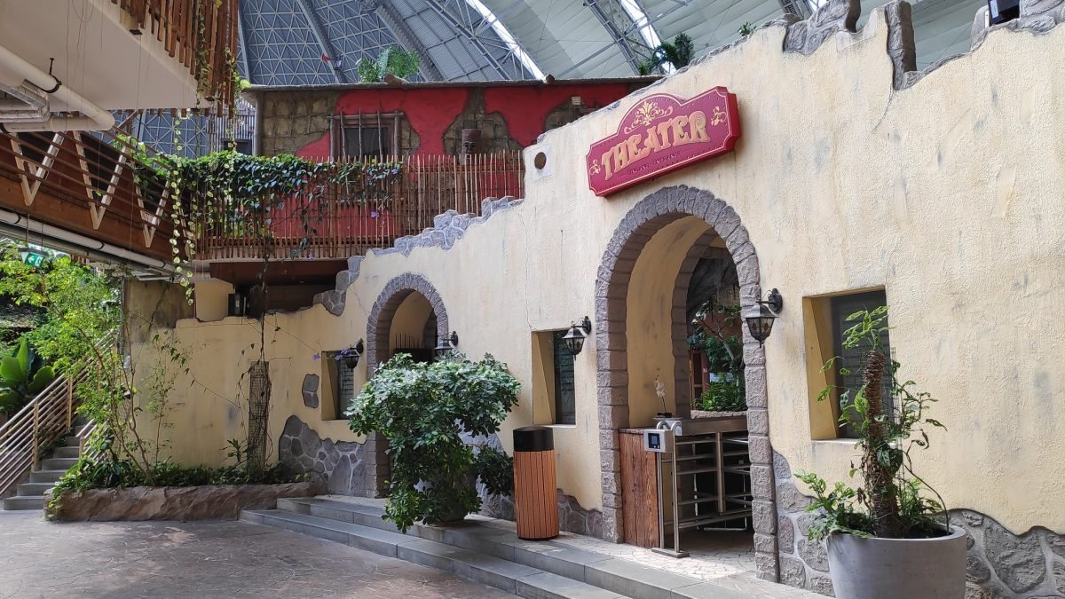 Budynek teatru w wiosce wewnątrz hali – Tropical Islands