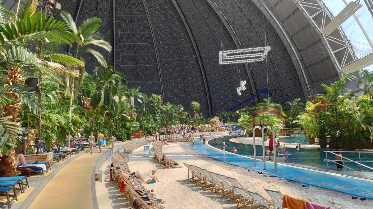 Basen z piaszczystą plażą i leżakami pod kopułą hali – Tropical Islands