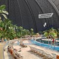 Basen z piaszczystą plażą i leżakami pod kopułą hali – Tropical Islands
