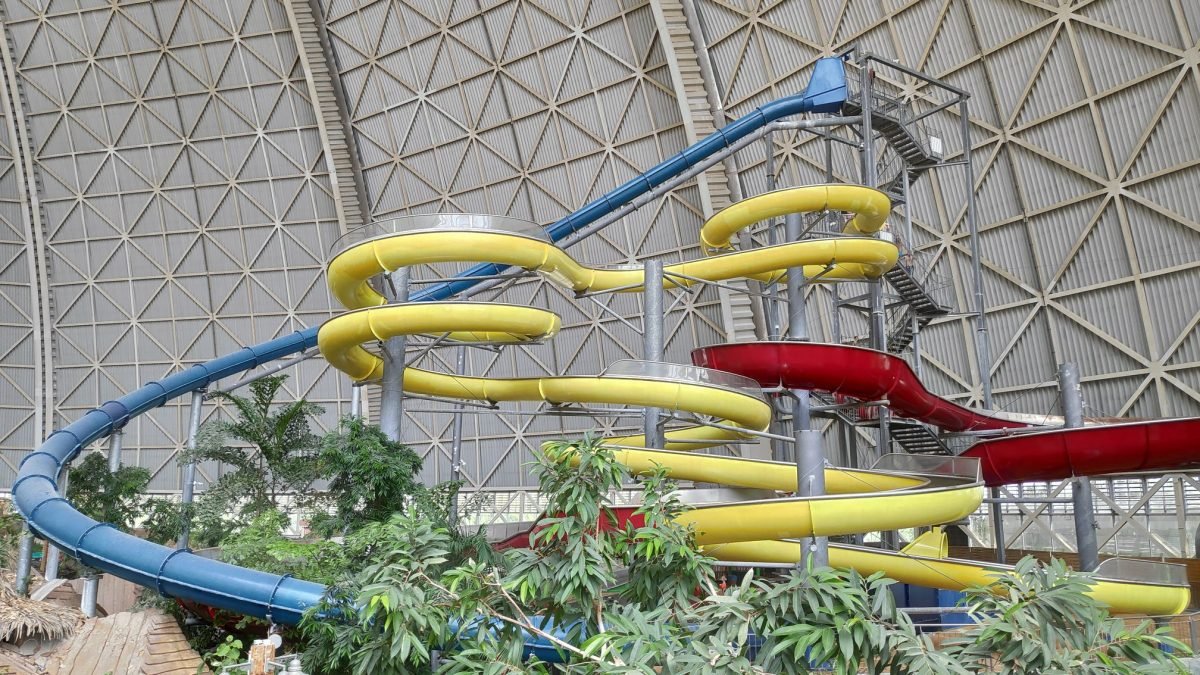 Wieża ze zjeżdżalniami wodnymi pod kopułą hali – Tropical Islands