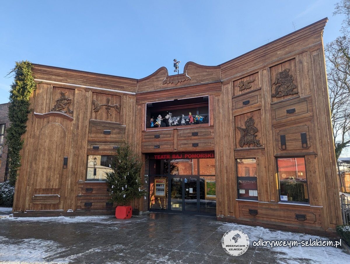 Fachada de madera del teatro de marionetas Baj Pomorski con marionetas en la ventana sobre la entrada