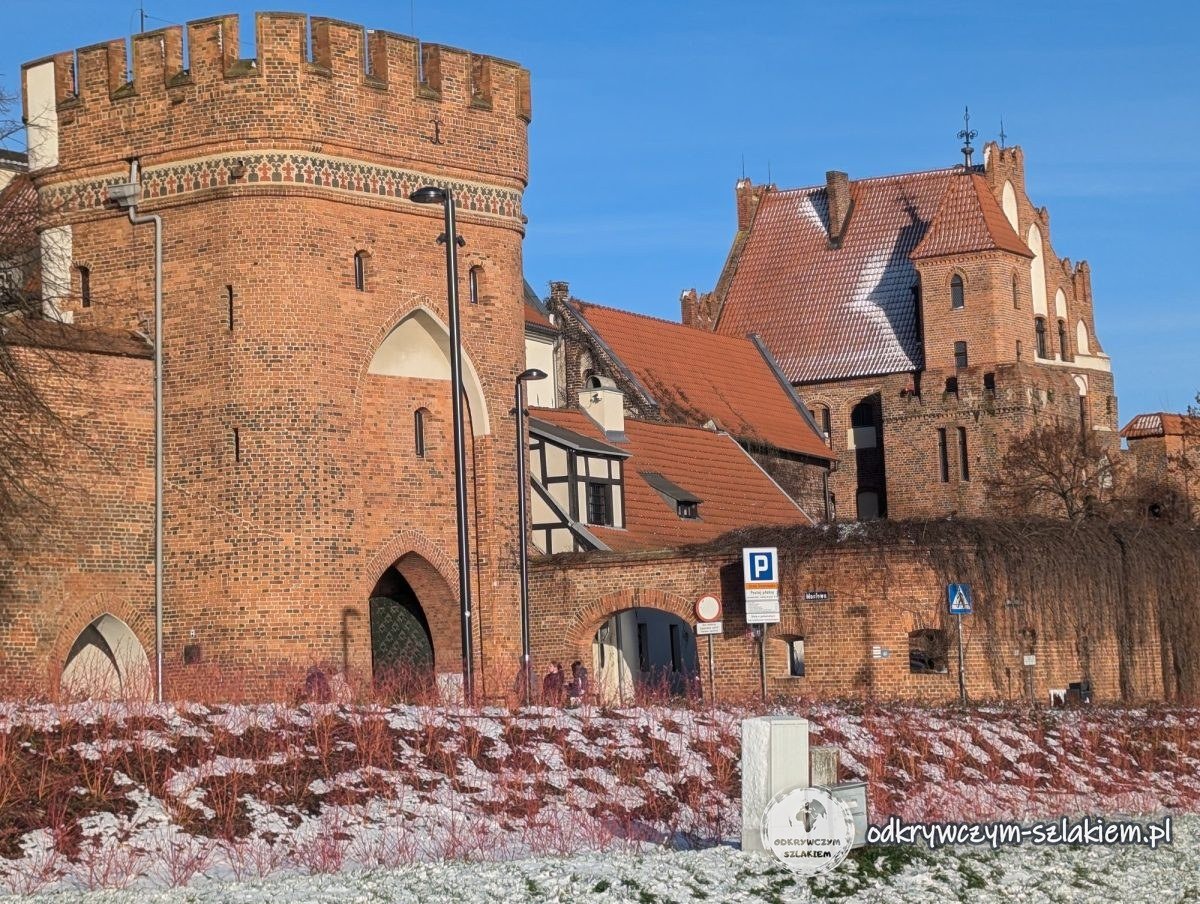 La gótica Puerta del Puente con almenas sobre el Bulevar de Filadelfia en Toruń