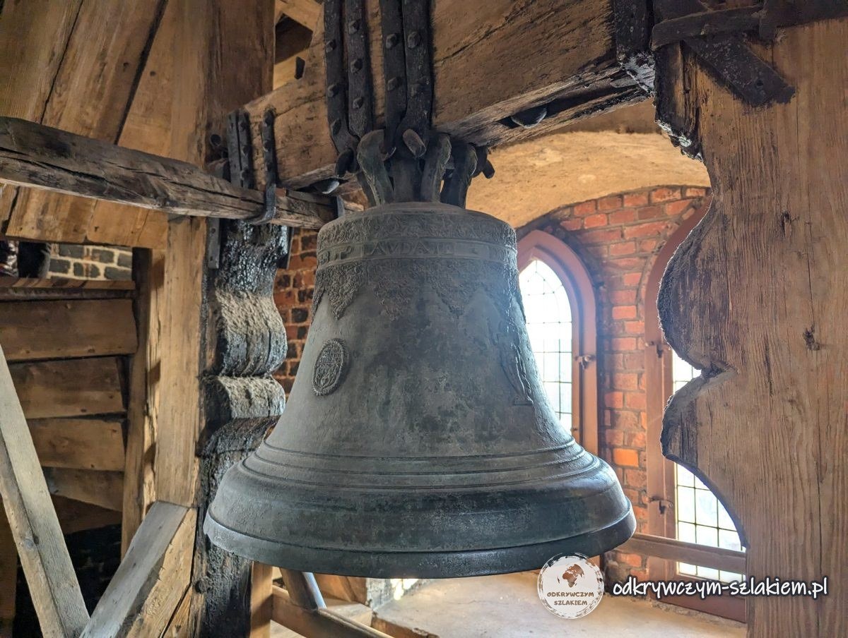 Campana antigua en una estructura de madera en la torre del Ayuntamiento Viejo