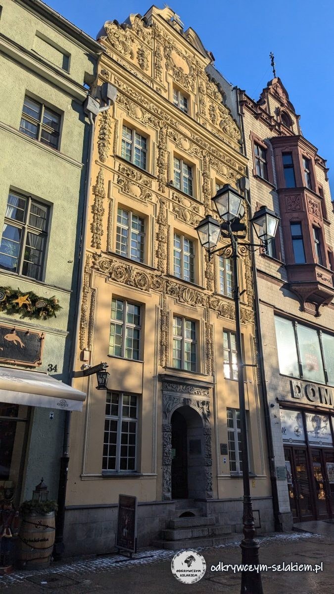 Fachada barroca de la Casa de la Estrella en la plaza del Casco Antiguo de Toruń