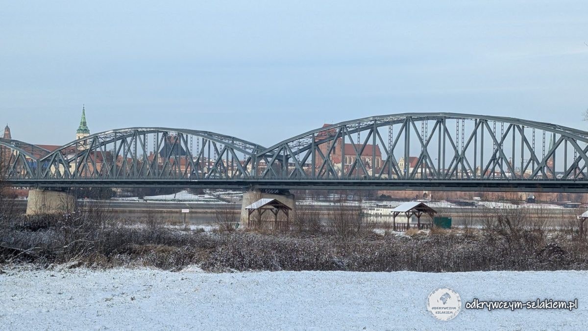 Puente de acero Józef Piłsudski sobre el Vístula en Toruń en invierno