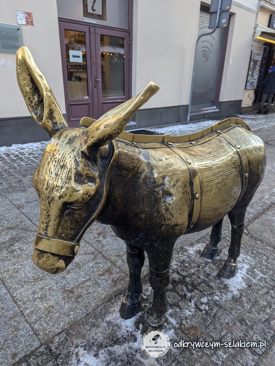 Figura metálica de un burro junto a la plaza del Casco Antiguo de Toruń