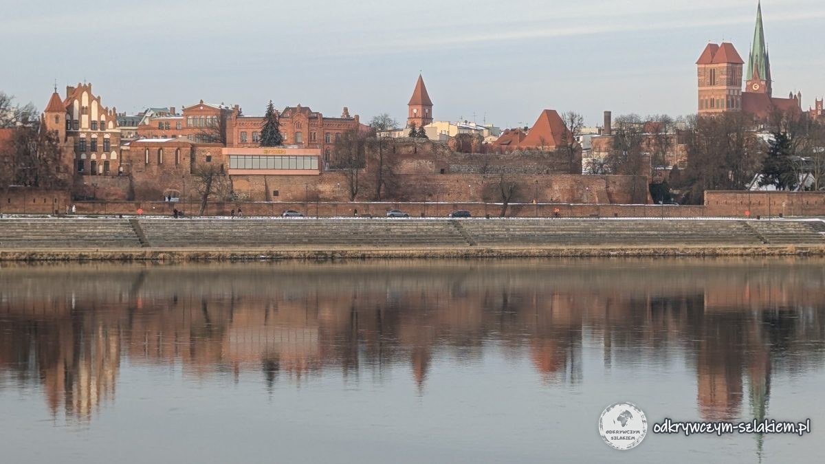 Murallas y torres medievales de Toruń reflejadas en el Vístula, vistas desde la orilla izquierda