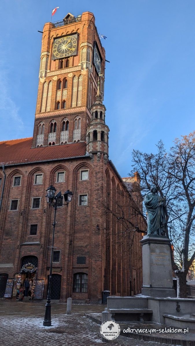Monumento a Nicolás Copérnico ante la torre del Ayuntamiento Viejo de Toruń