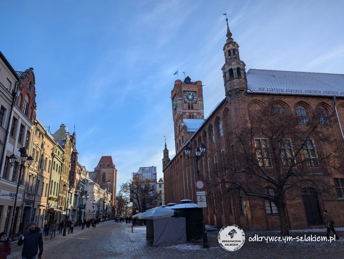 Plaza del Casco Antiguo de Toruń con el Ayuntamiento gótico y su torre en un día soleado de enero