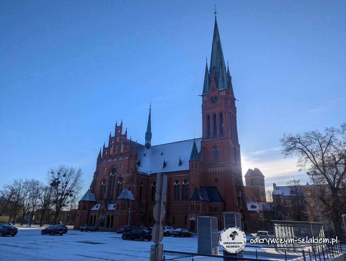 Neogótica iglesia de la guarnición de Santa Catalina en Toruń con su alta torre