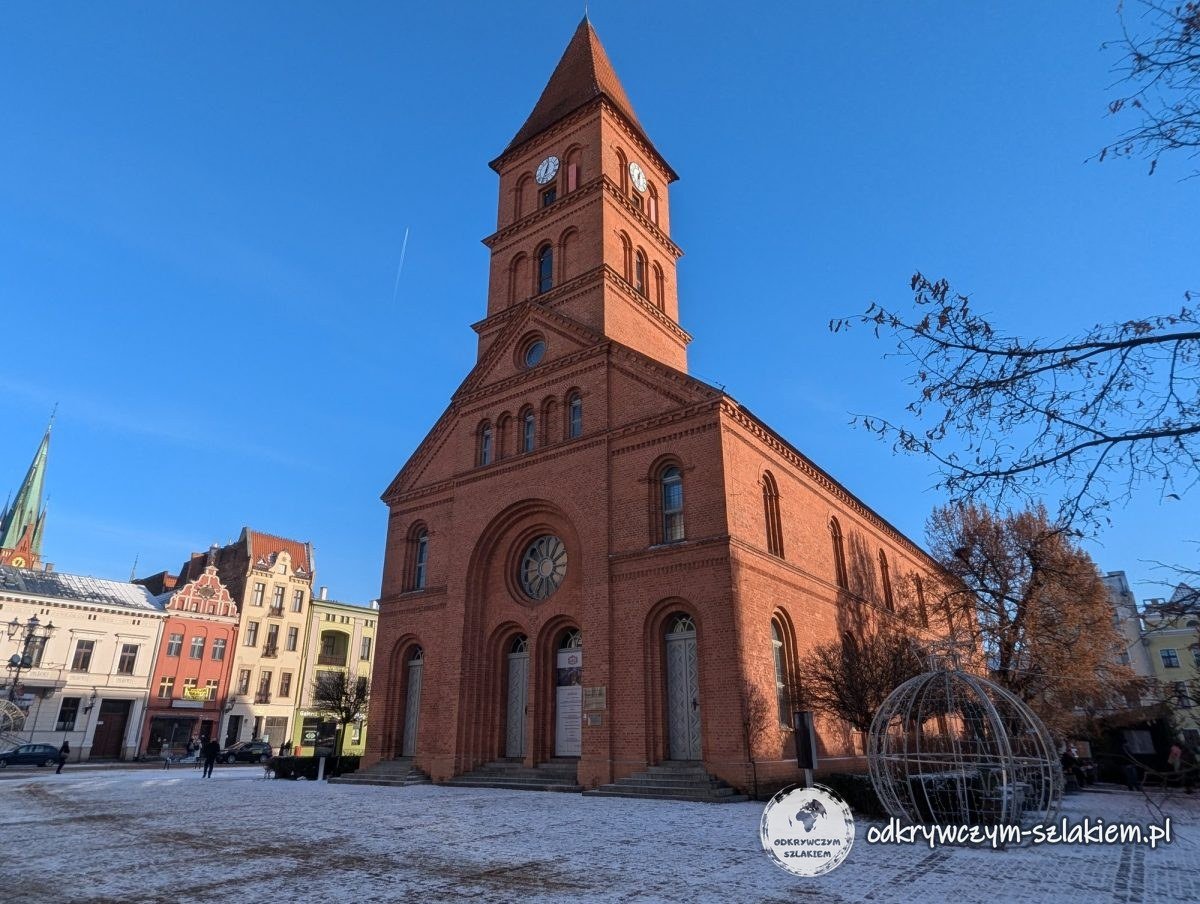 Neorrománica iglesia de la Santísima Trinidad en la plaza de la Ciudad Nueva de Toruń